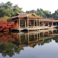 Hangzhou guide, picture-postcard temple and lake