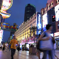Shanghai shopping guide, Nanjing Road lights up at night