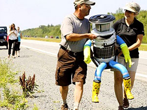 Hitchhiking robot - HitchBOT in action on his trans-Canada adventure