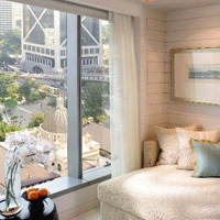 Top Hong Kong business hotels downtown, Mandarin Oriental plush Statue Square View Room