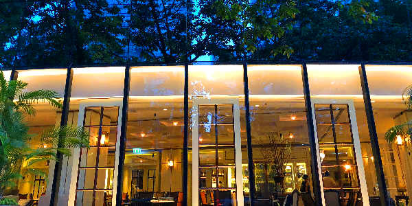 Rain Tree Cafe at The Athenee Bangkok, a colonial retreat for business or leisure