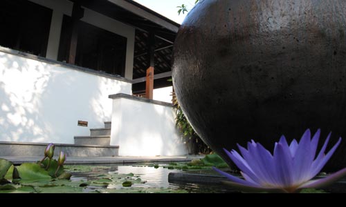 Nam Hai Pool Villa Lotus Pond / photo: Vijay Verghese