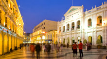 Senado Square at night