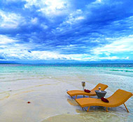 Enjoy a romantic picnic on a sandbar not far from Amorita Puerto Princesa