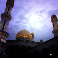 Brunei travel guide, Jamé Asr Hassanil Bolkiah Mosque image at dusk