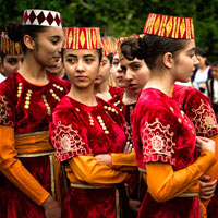 Yerevan fun guide, dancers in folk costume