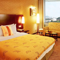 Guilin hotel guide, Lijiang Waterfall has bright gold hues