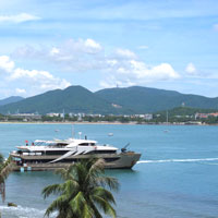 Sanya fun stuff, cruise boats at Dadonghai