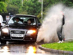 Audi splashes passerby - another way to get wet during Songkran