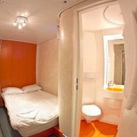 easyHotel stand room in signature orange