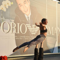 Hong Kong fun shopping in Kowloon - acrobats at TST