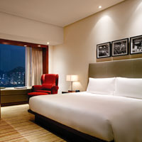 Top Hong Kong business hotels in TST, Hyatt Regency Harbourview king bed