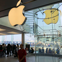 Computer shops in Hong Kong - Apple store at IFC for iPhones and Macbooks