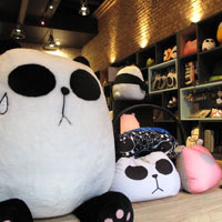 HK fun shopping in Wanchai, pandas at Mallory St Comix Home Base