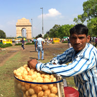New Delhi fun guide, 'chaat' vfendor near India Gate