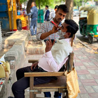 Delhi fun guide - roadside barber