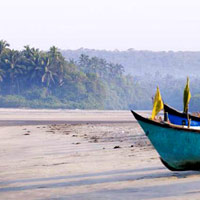 Goa fun guide, fishing boats near Palm Grove