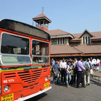 Mumbai fun guide, bus at Bandra train station