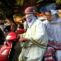 Mumbai fun guide, ladies on Vespa in traffic