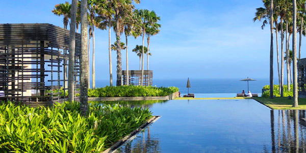 Guide to the best Asian resort weddings - Alila Uluwatu cliff edge pool, Bali