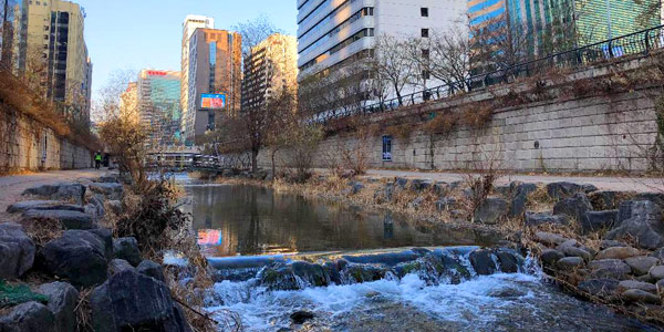 Seoul fun guide and business hotels review - Cheonggecheon Canal