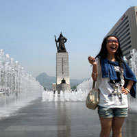 Seoul guide, tourist poses at Admiral Lee statue
