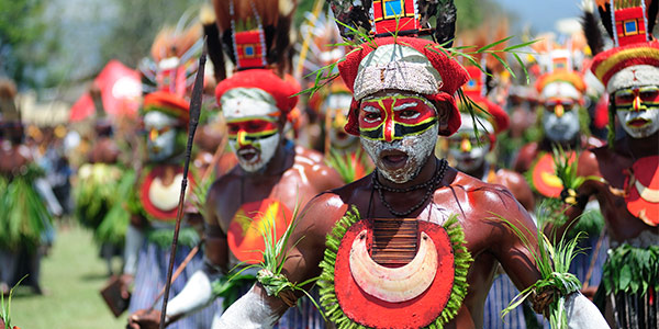 Papua New Guinea guide — Goroka tribesmen put on a warlike show