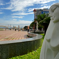 Danang fun guide, marble statues along Han River